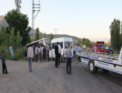 İki araç kavşakta çarpıştı: 10 yaralı